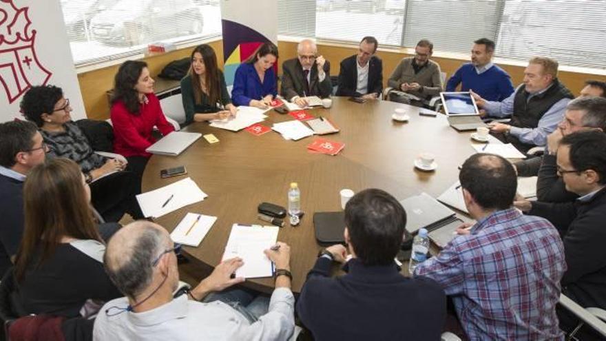 La primera reunión de expertos en la Estrategia de Inteligencia Artificial del Consell, presidida ayer en Alicante por Carolina Pascual.