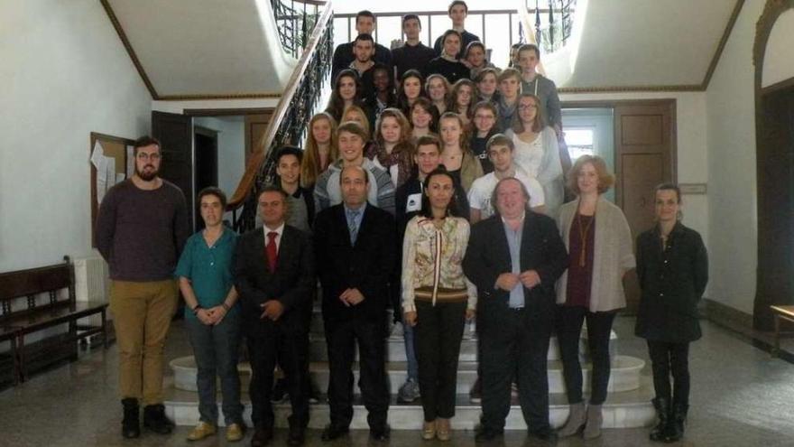 Los alumnos y sus profesores fueron recibidos ayer por la alcaldesa de Marín. // S.A.