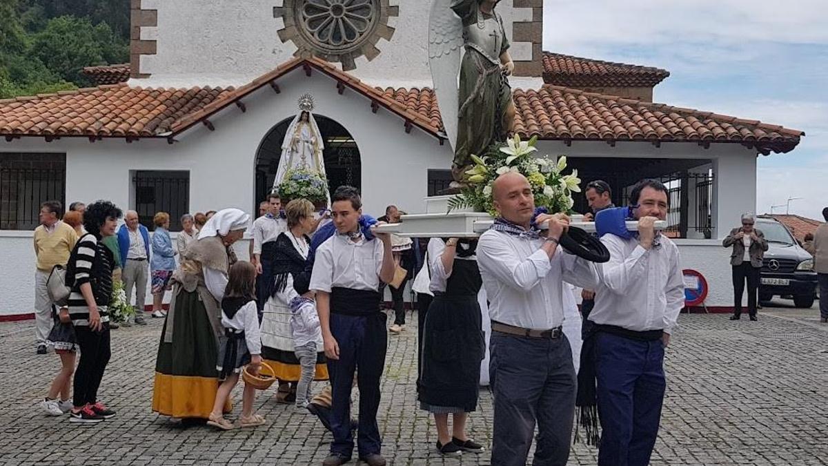 La procesión de Tazones.