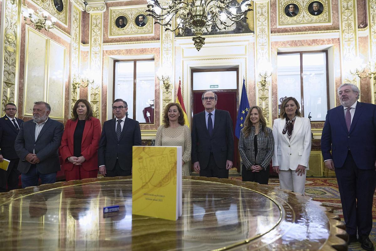 El defensor del pueblo, Ángel Gabilondo, entrega el Informe anual 2025 de la institución a la presidenta del Congreso Francina Armengol.
