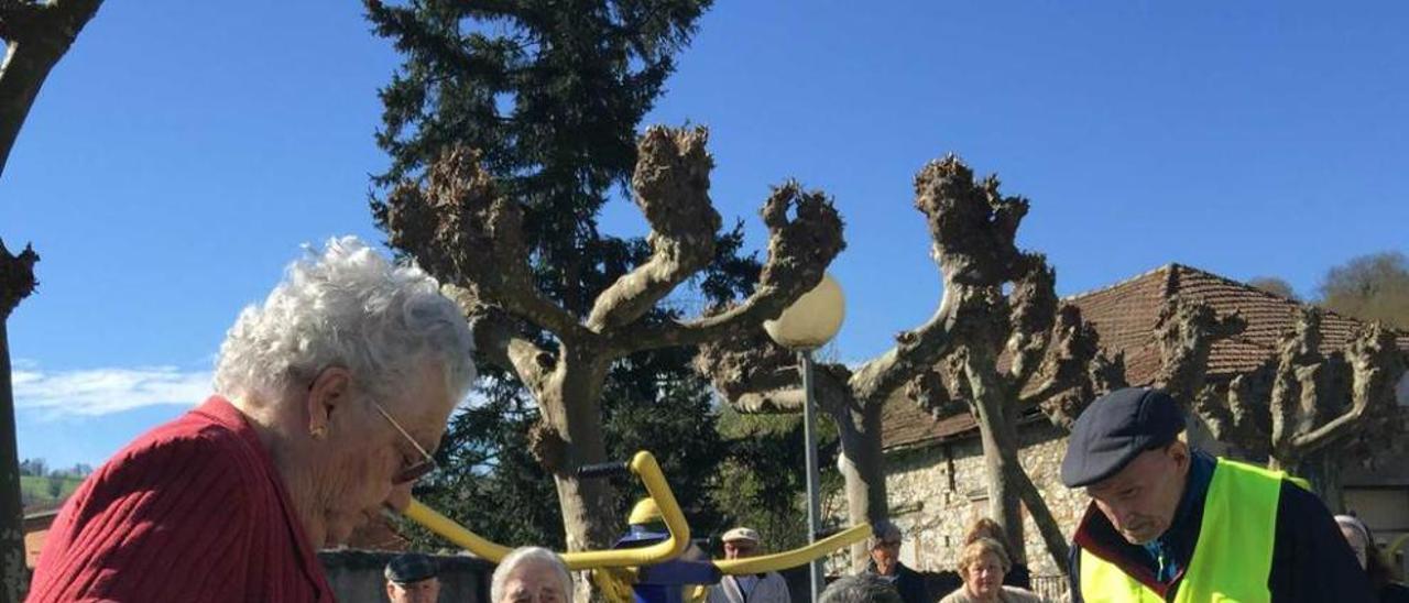 Digna Peri hace ejercicio ante la mirada de Amparo Magadán, Teresa Mateo y Feliz Prieto, ayer, en Infiesto.