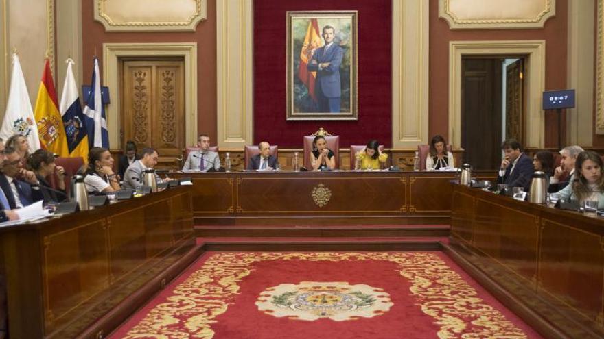 Sesión plenaria en el Ayuntamiento de Santa Cruz de Tenerife antes de que se decretara el estado de alarma.