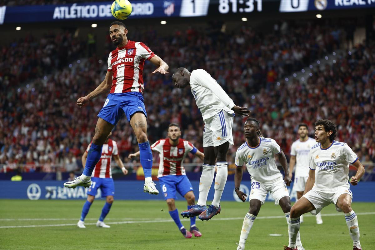 MADRID, 08/05/2022.- El delantero brasileño del Atlético de Madrid Matheus Cunha (i) salta por el balón con Mendi, del Real Madrid, durante el partido de la jornada 35 de Liga en Primera División que Atlético de Madrid y Real Madrid disputan hoy domingo en el estadio Wanda Metropolitano, en Madrid. EFE/Rodrigo