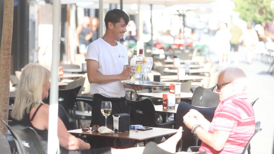 Un trabajador joven en una terraza de Benidorm. / Jose Navarro