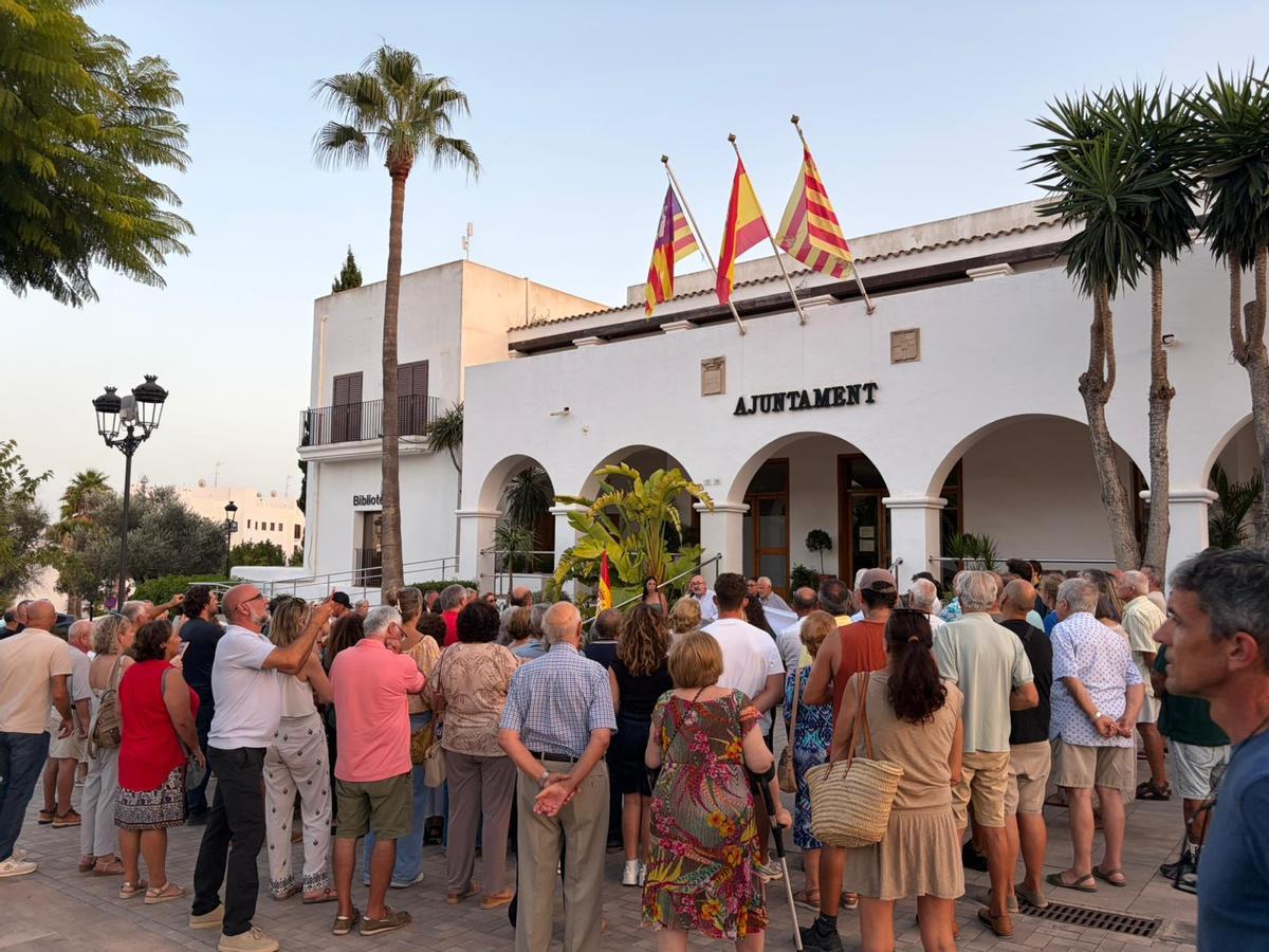 Galería: Concentración en apoyo a Ceuta en el Ayuntamiento de Sant Josep