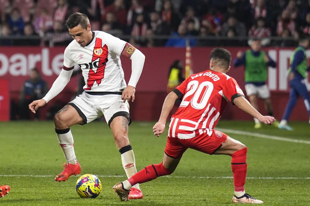 Óscar Trejo, del Rayo, pelea un balón con Yan Couto, del Girona..