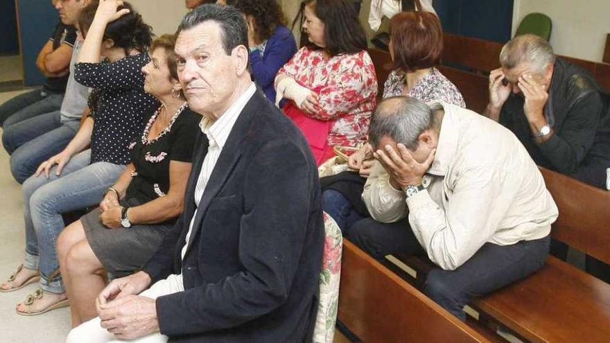 Juan Carlos González Martín, con el resto de acusados en la Audiencia de Vigo. // JDA