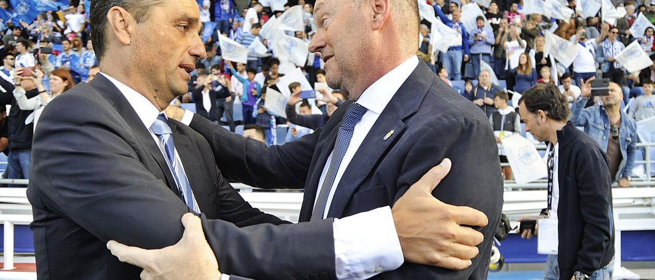 José Luis Oltra y Pepe Mel se abrazan en el derbi canario que enfrentó a CD Tenerife y UD Las Palmas al término de la temporada 2018-19. | | EL DÍA