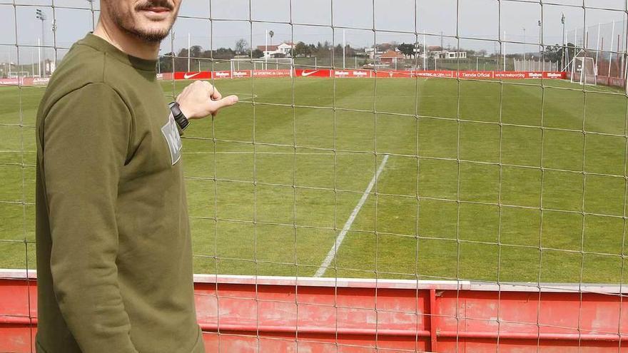 Sergio posa ante el campo número 2 de Mareo, el habitual escenario de los entrenamientos del Sporting.