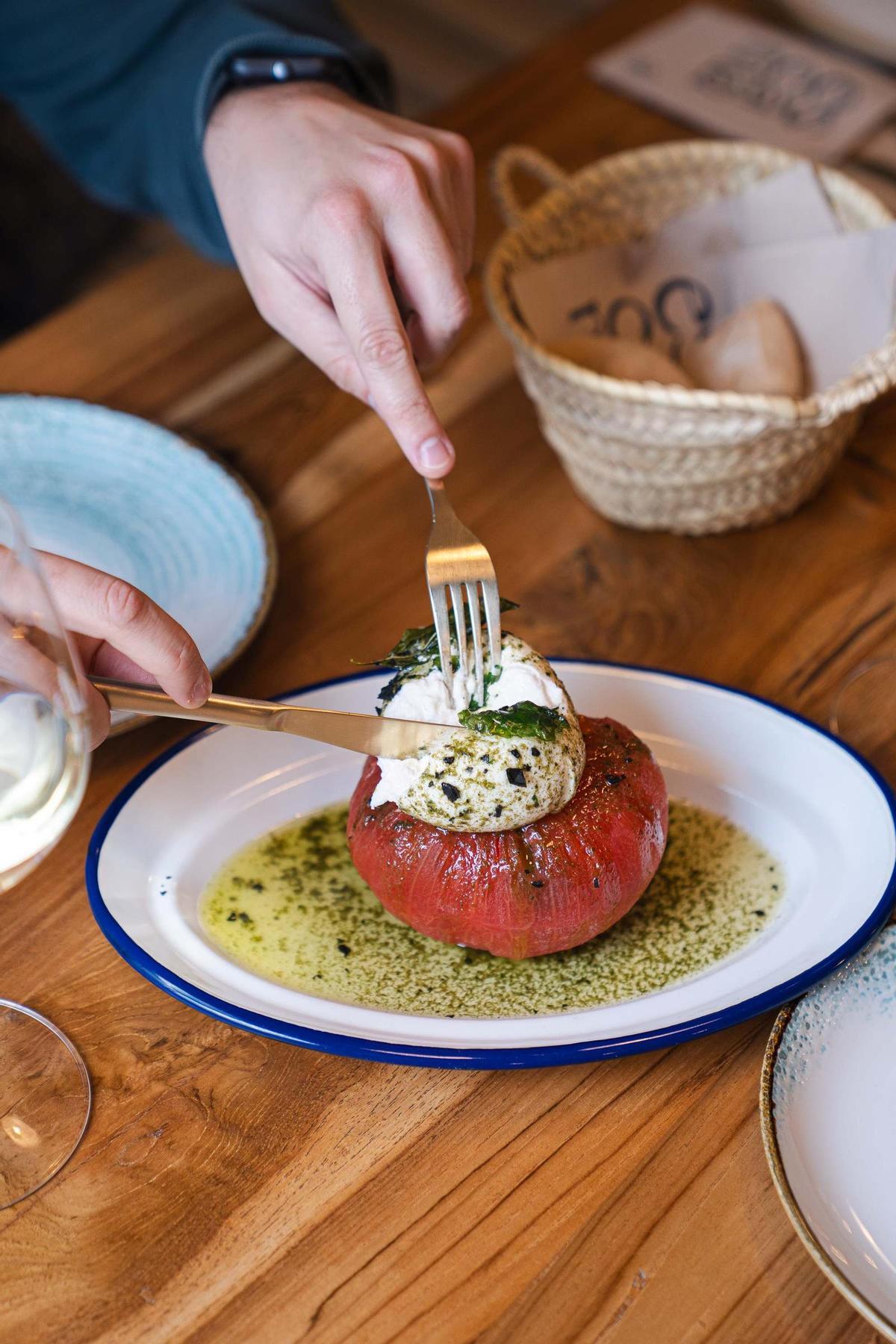 Tomate rosa de Altea con su cremosa burrata aliñada con aceite de albahaca.
