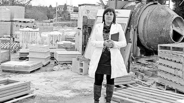 Susana Iglesias, en las instalaciones de su empresa familiar, en Villaviciosa.