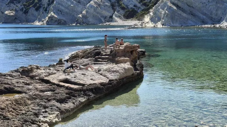 Calma total, transparencia absoluta: así está hoy el mar en la Cala Blanca de Xàbia