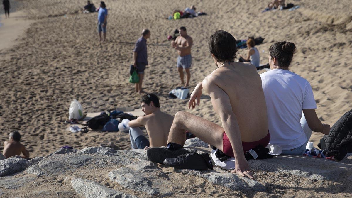 Día de calor en invierno en la playa de la Barceloneta