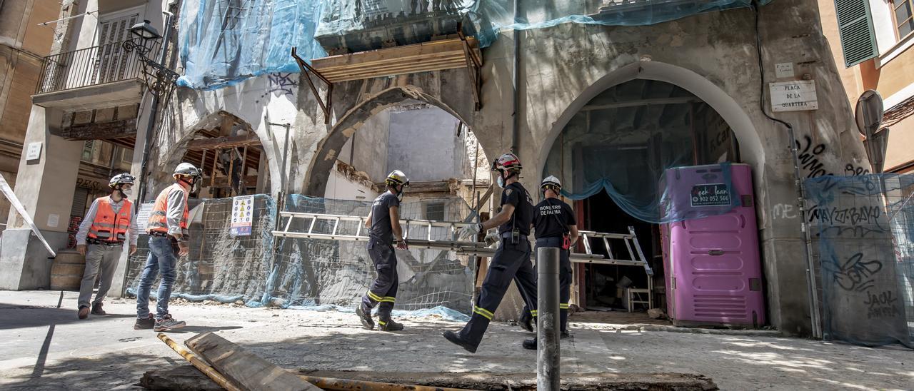 Bomberos y técnicos del Ayuntamiento inspeccionan el edificio tras su desplome.