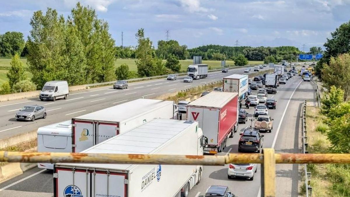 Les cues registrades a l'autopista AP-7 al seu pas per Aiguaviva arran de l'incident del motorista.