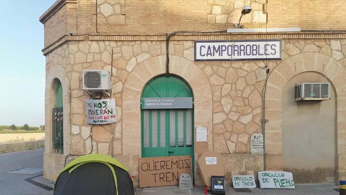 Tiendas de campaña en la estación de Camporrobles durante una de las protetas de la población.