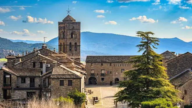 El pueblo medieval más bonito de España es Conjunto Histórico-Artístico y tiene un castillo del siglo XI