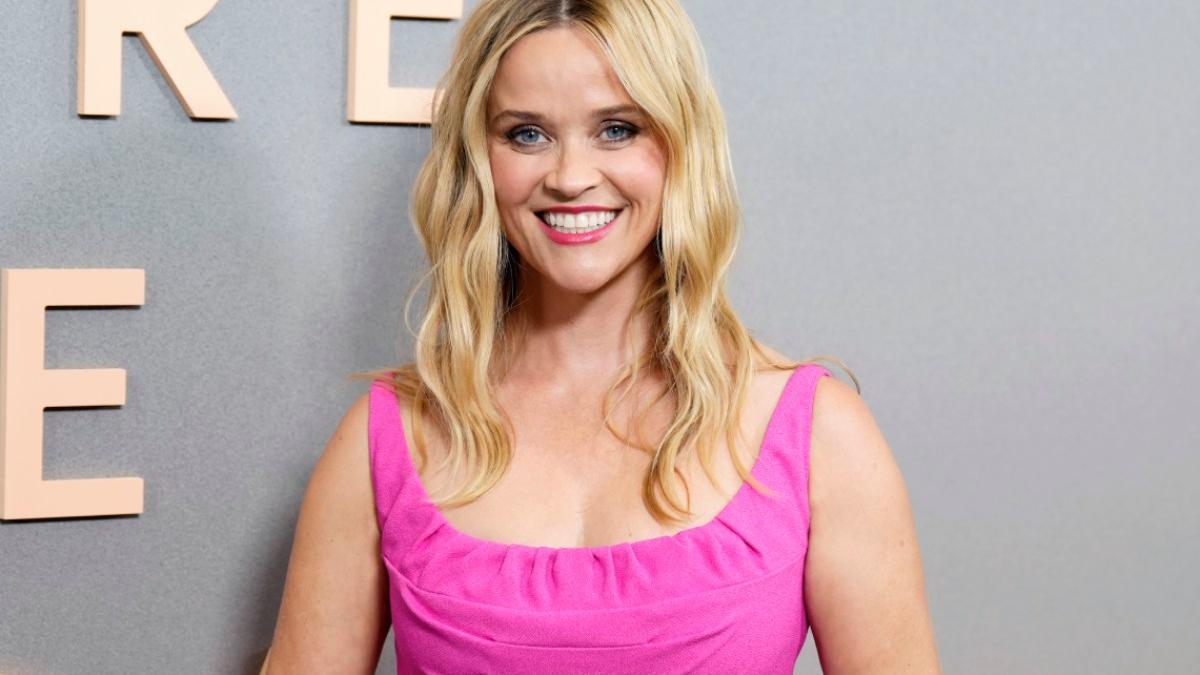 Reese Witherspoon con un vestido rosa chicle