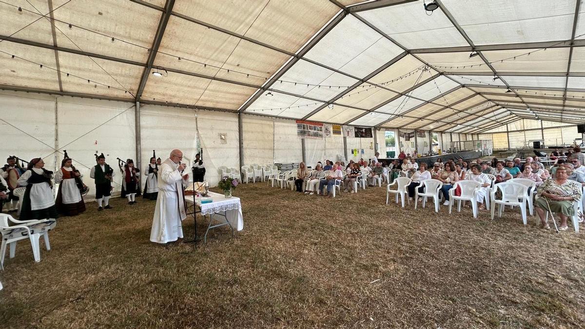 EN IMÁGENES: Misa en el prau de las fiestas de Argüelles (Siero)