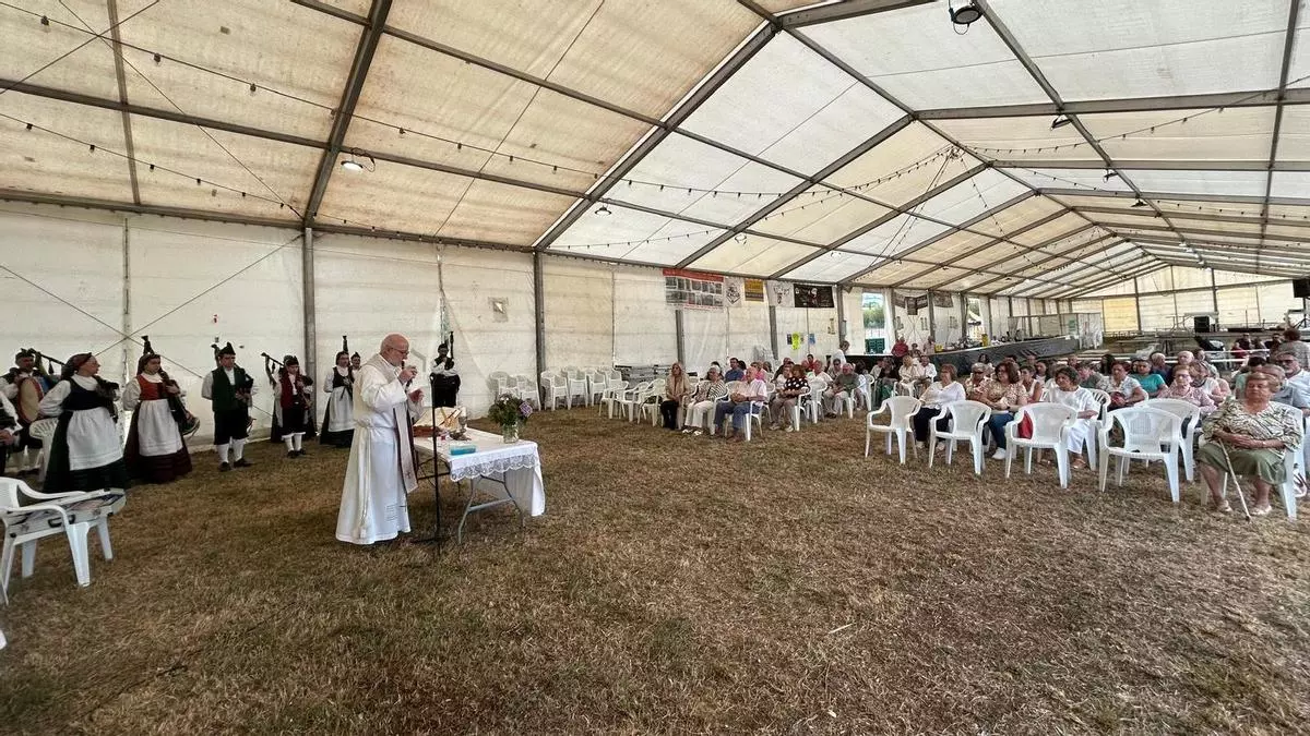 Argüelles celebra la misa en el prau de la fiesta: “Es una tradición, un punto de encuentro para los vecinos”