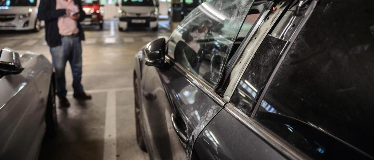 Daños en un coche aparcado en el parking del puente Trujillo de Plasencia.