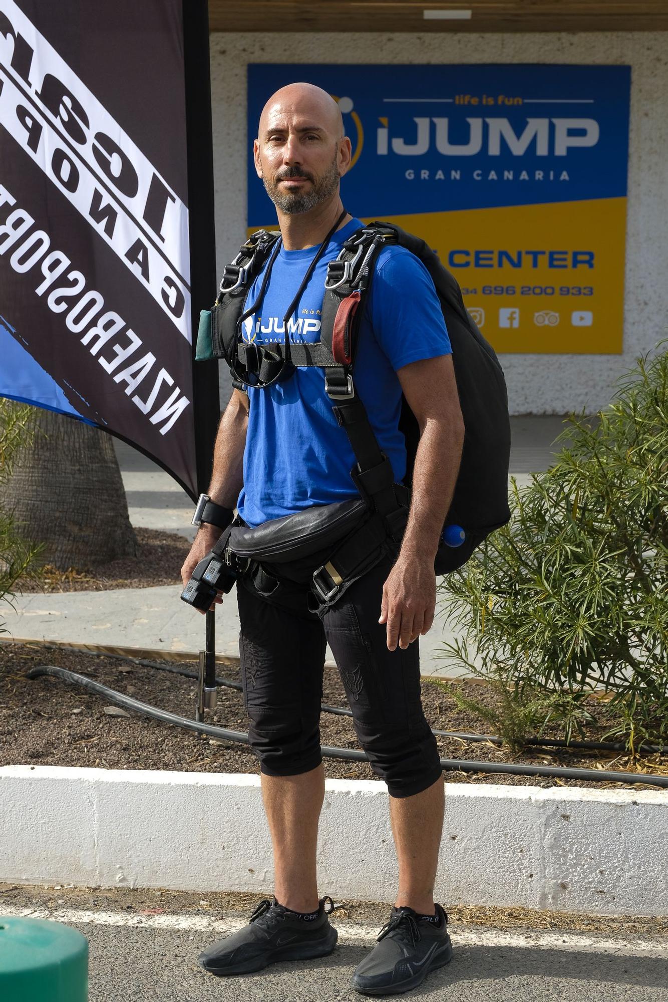 Leo Magno, instructor de paracaidismo.