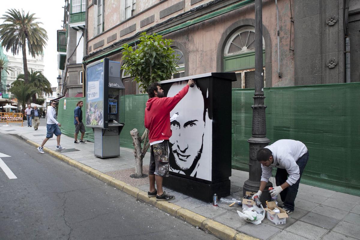 Mobiliario urbano pintado con retratos de personajes ilustres.