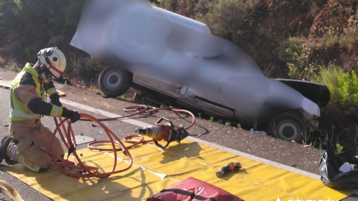 Imagen de la furgoneta siniestrada en Brea de Aragón, cuyo ocupante ha fallecido.