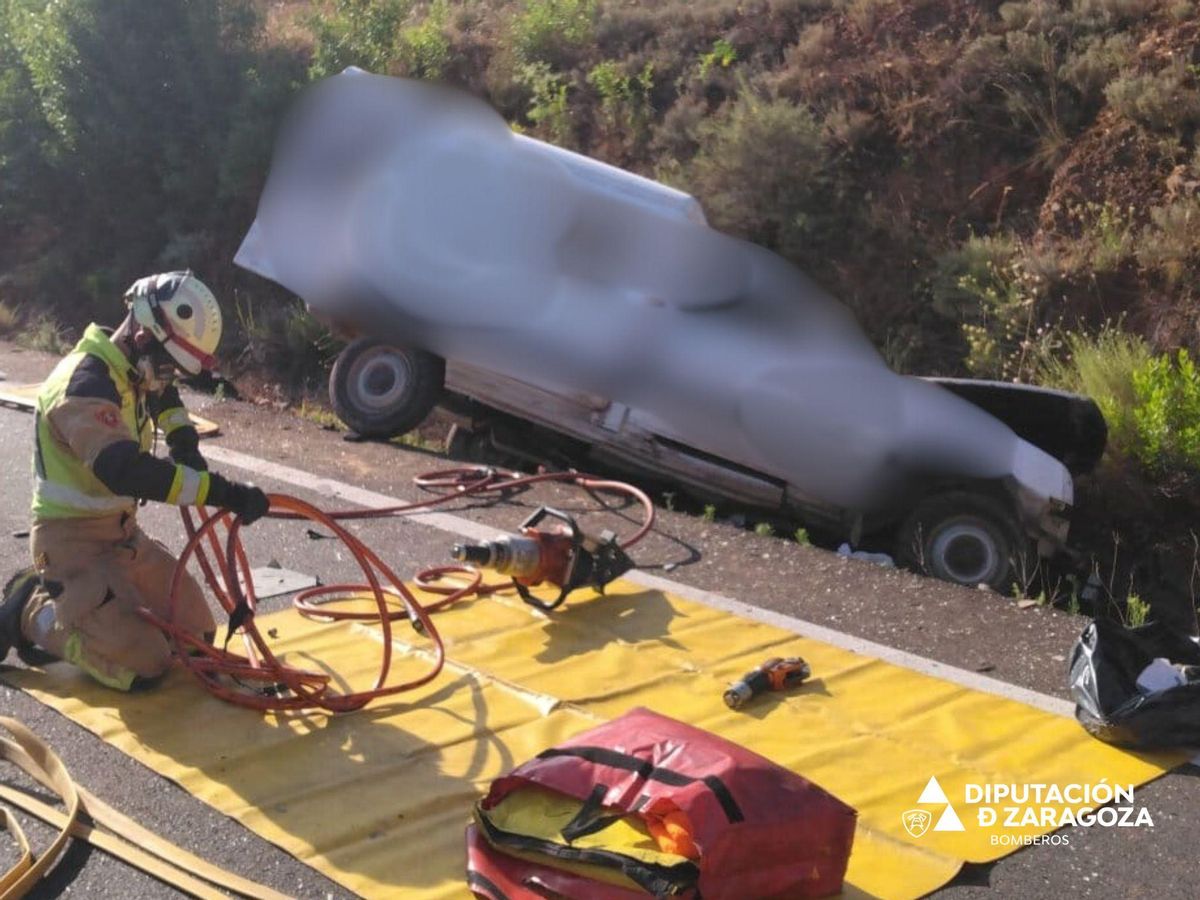 Imagen de la furgoneta siniestrada en Brea de Aragón, cuyo ocupante ha fallecido.