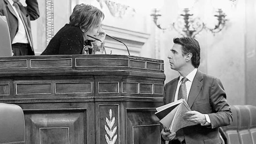 José Manuel Soria conversa con Celia Villalobos, vicepresidenta del Congreso.