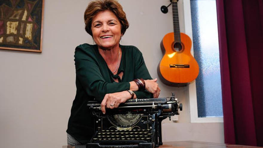 Marisol Ayala, con una máquina de escribir y una guitarra, ambos objetos inseparables de la periodista.