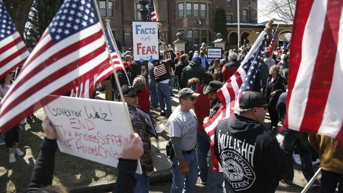 Protesta a las afueras de la residencia del gobernador de Minnesota para pedir el fin del confinamiento, el viernes.