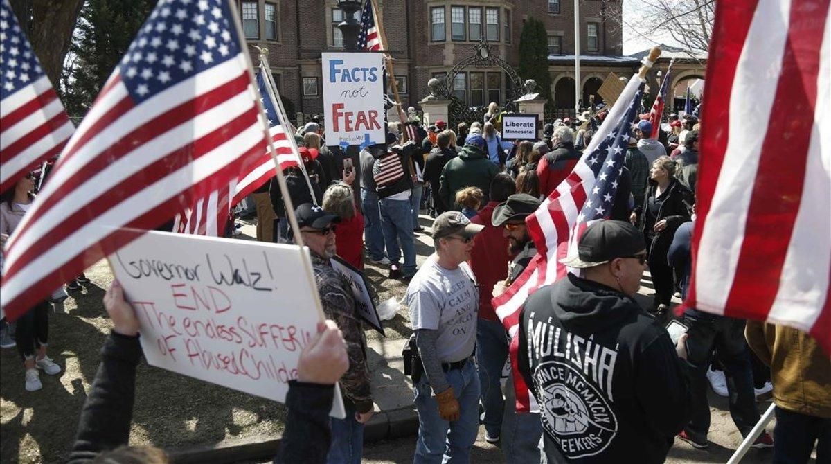 zentauroepp53158168 several hundred protesters gather outside minnesota gov  tim200418194043