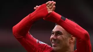 Aficionados del Manchester United piden "un año más" a Casemiro