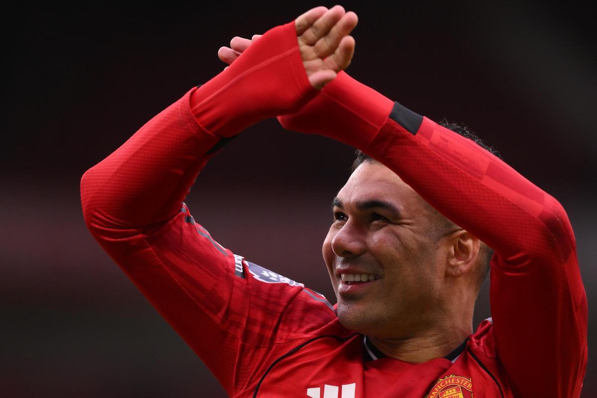 Casemiro, jugador del Manchester United, agradece a la afición durante un partido en la Premier League