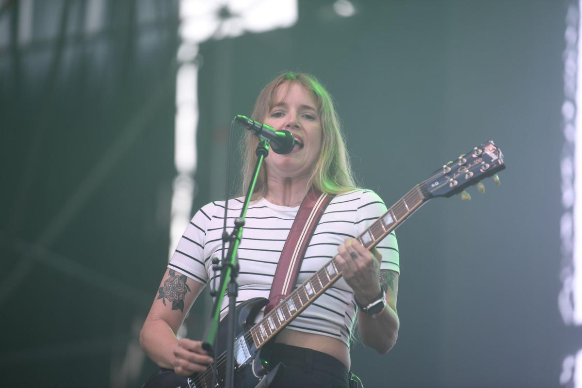El dúo gallego formado por Anxela Baltar (guitarra y voz) y Violeta Mosquera (batería y voz) tomaron el escenario de la playa en la primera jornada del Festival Noroeste en Riazor. El dúo gallego formado por Anxela Baltar (guitarra y voz) y Violeta Mosquera (batería y voz) tomaron el escenario de la playa en la primera jornada del Festival Noroeste en Riazor.
