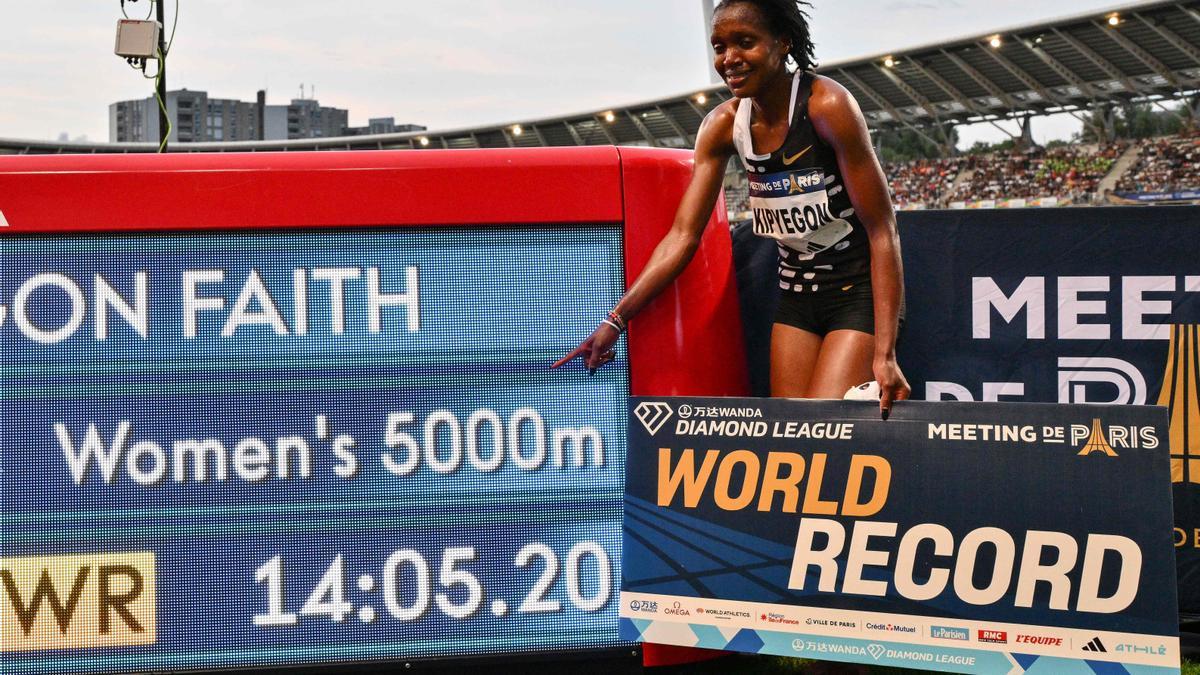 Faith Kipyegon, junto a su récord universal de 5.000