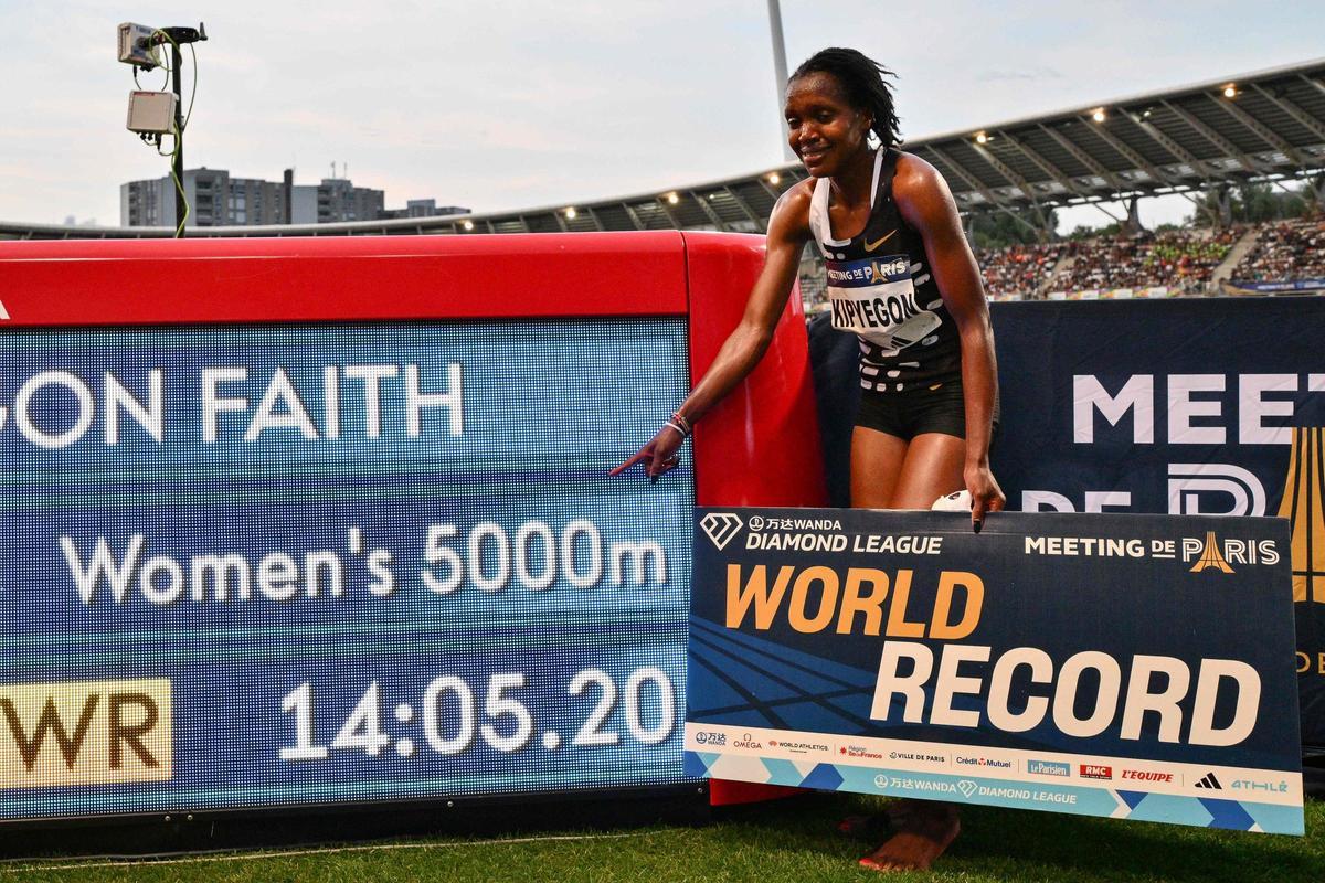 Faith Kipyegon, junto a su récord universal de 5.000