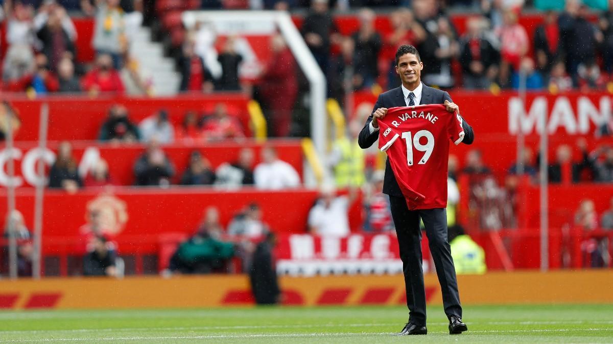 Varane, con su nueva camiseta de los red devils