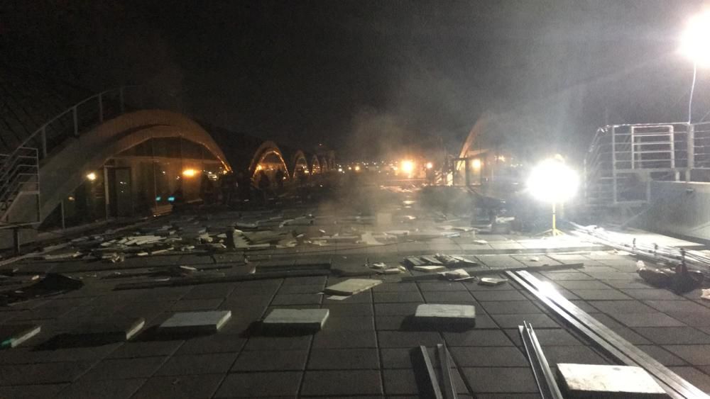 Los bomberos trabajando por la noche