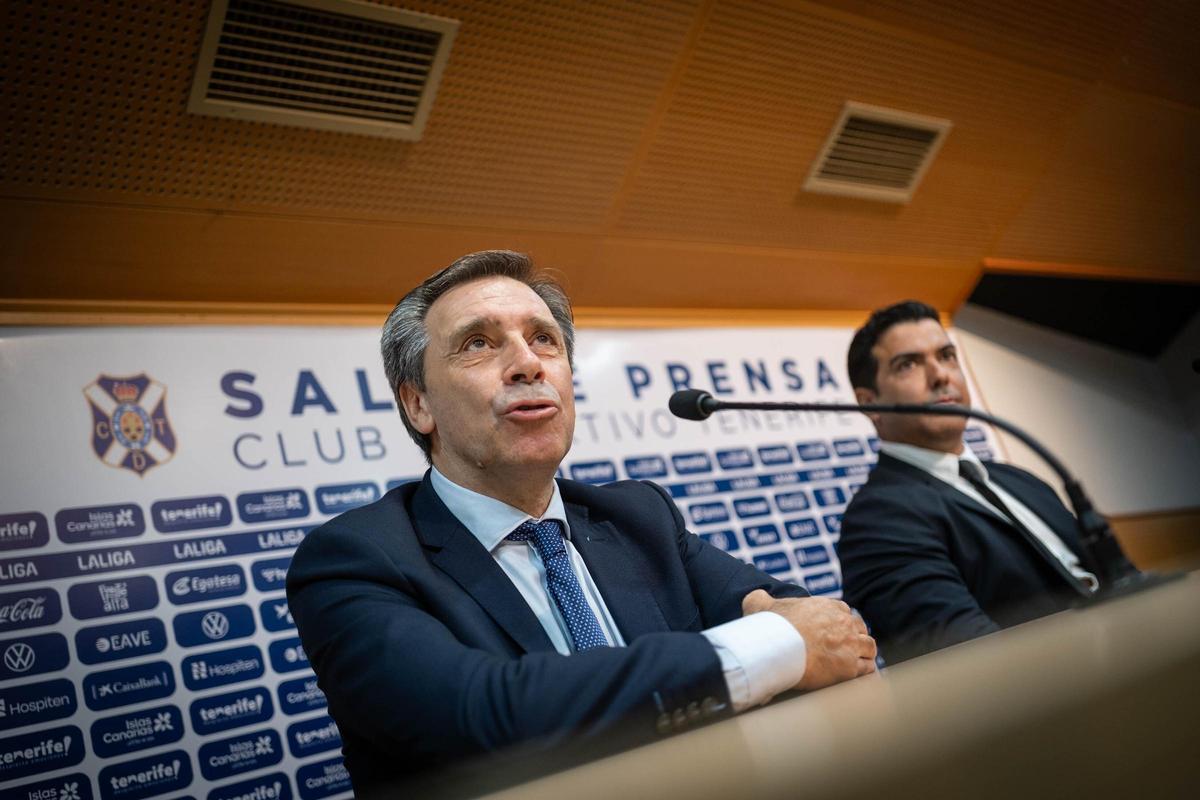 Felipe Miñambres, junto a Rayco García en la sala de prensa del Heliodoro.