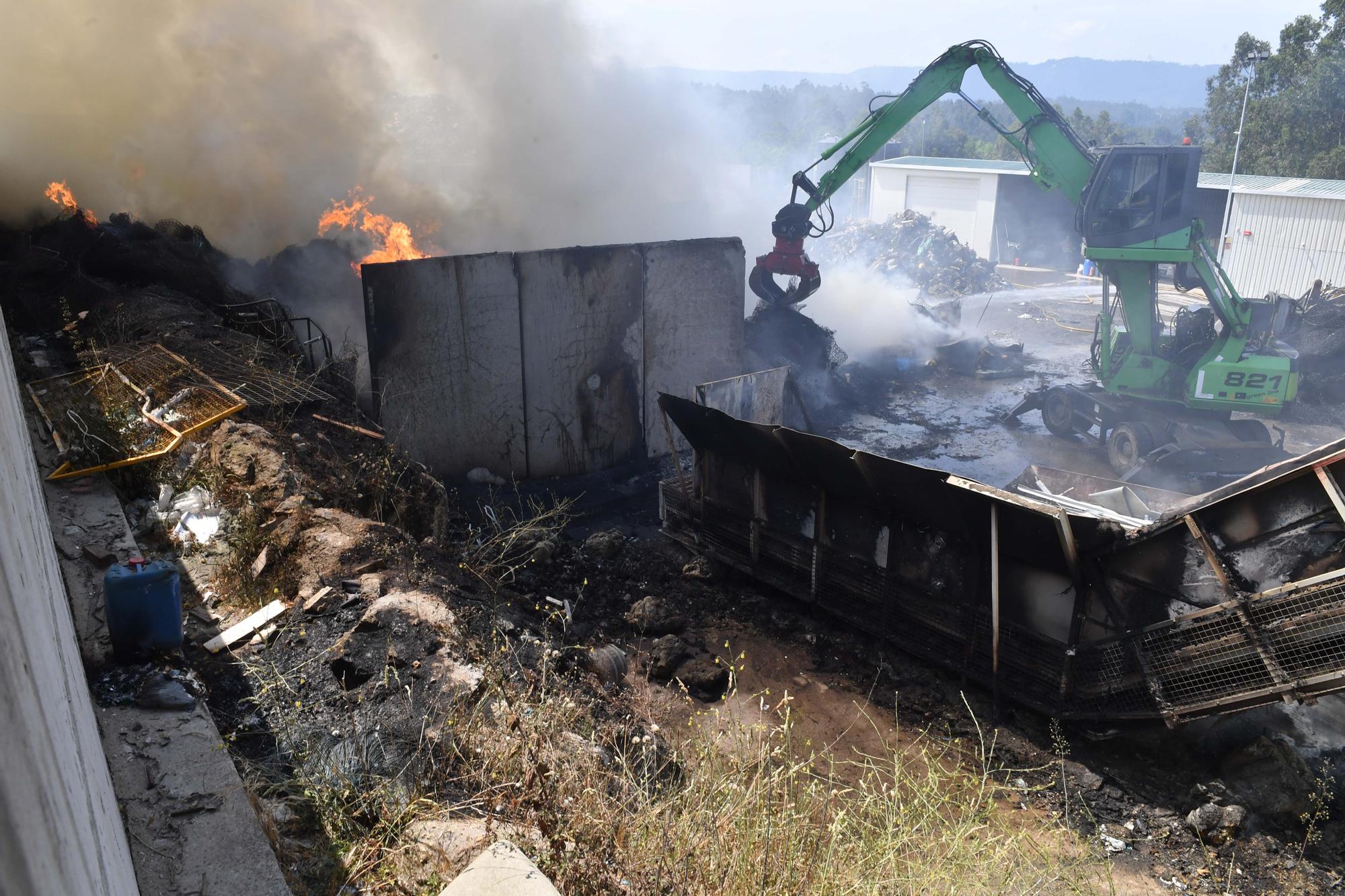 Incendio en la planta de reciclaje de Gestán en Santa Icía, en Morás