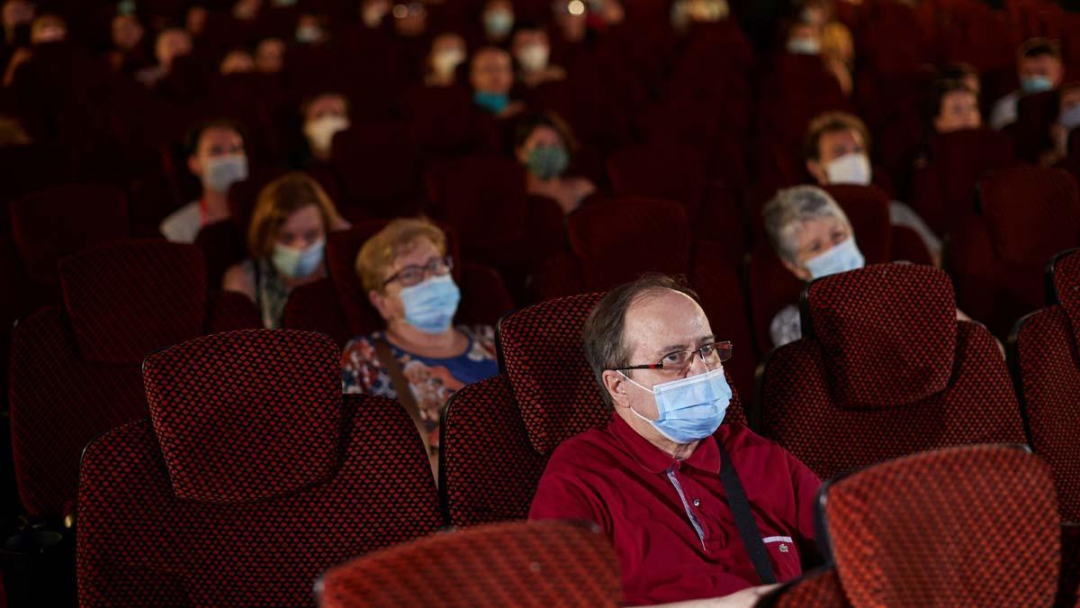 Espectadores con mascarillas en una sala de cine de Barcelona