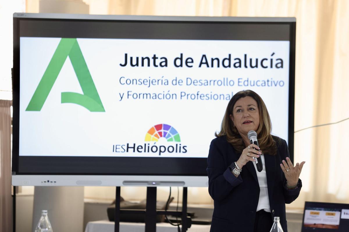 La consejera de Desarrollo Educativo y Formación Profesional de la Junta de Andalucía, María del Carmen Castillo, presenta, en un desayuno informativo en el IES Heliópolis de Sevilla, la oferta de Formación Profesional para el próximo curso 2026/2027. A 23 de Marzo de 2026 en Sevilla (Andalucía, España). A partir del curso 2026/2027, se consolida la implementación de la FP Dual obligatoria en todos los ciclos, integrando la formación en el centro educativo con la formación en empresas de manera generalizada. 23 MARZO 2026 Esther Lobato / Europa Press 23/03/2026. María del Carmen Castillo;Esther Lobato