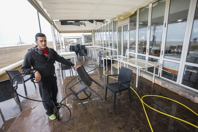 Temporal de lluvia: las mejores imágenes del paseo marítimo de València cubierto de arena