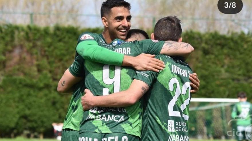 Romay celebra un gol con el Arenteiro. |  // L. O.