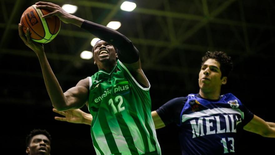 Babatunde Olumuyiwa durante un partido de la temporada pasada con el Betis