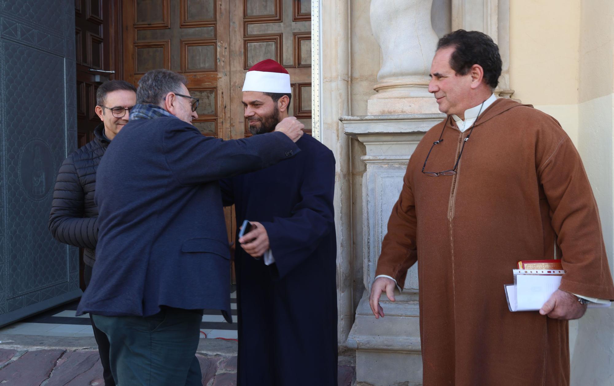 Acto conjunto del Centro Islámico de Torrent, el párroco de la iglesia de La Asunción y el alcalde.