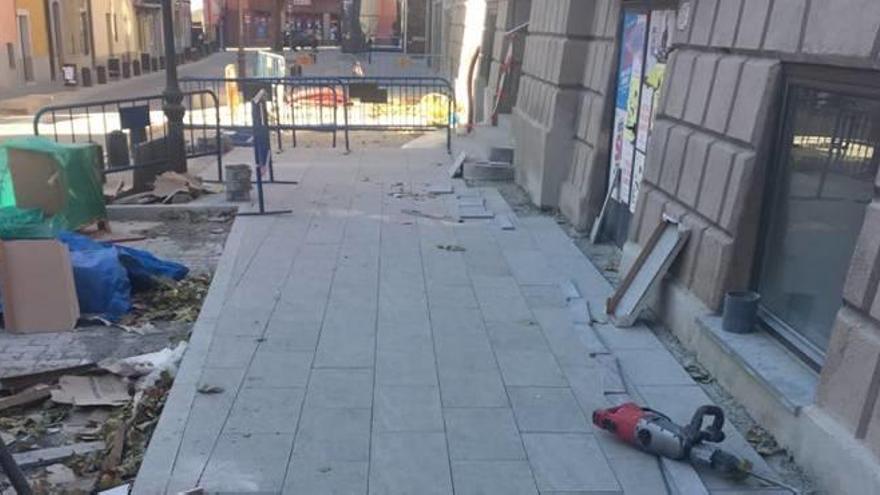 Els treballs d&#039;instal·lació dels panots Stone Puigcerdà a la nova plaça Barcelona de la capital cerdana