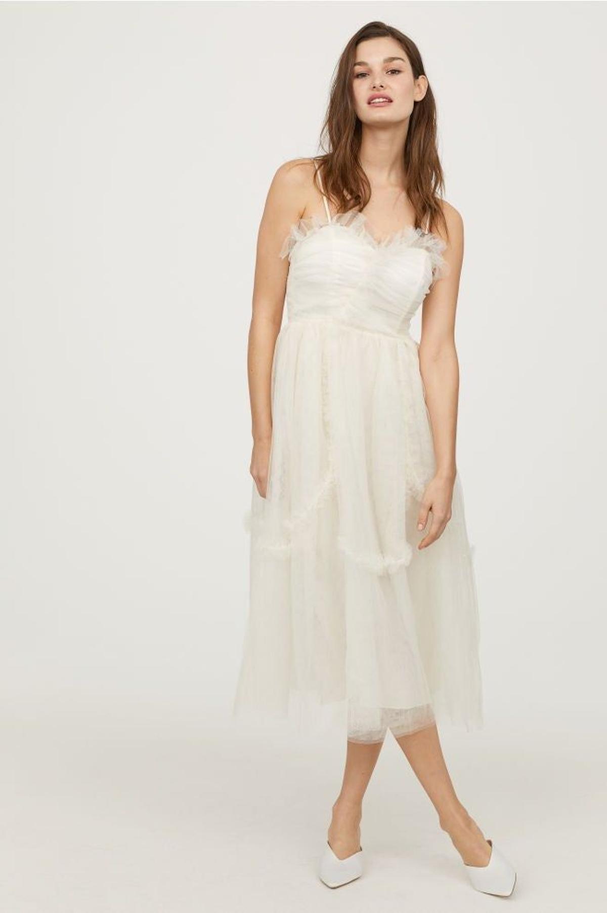 Vestido de novia de tirantes, tul y volantes de H&amp;M. (Precio: 149 euros)